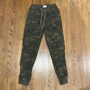 Camo print joggers
Size XS
Brand: rag supply